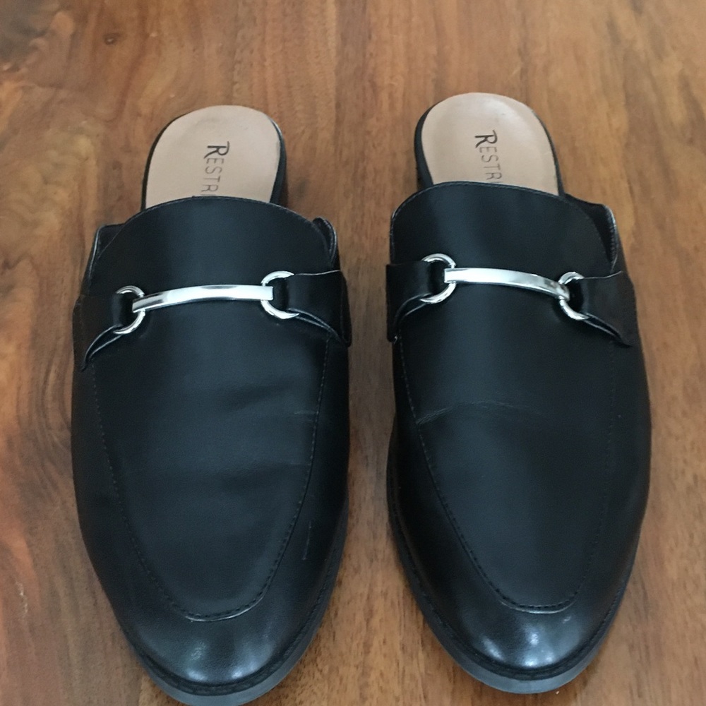 Restricted black loafers